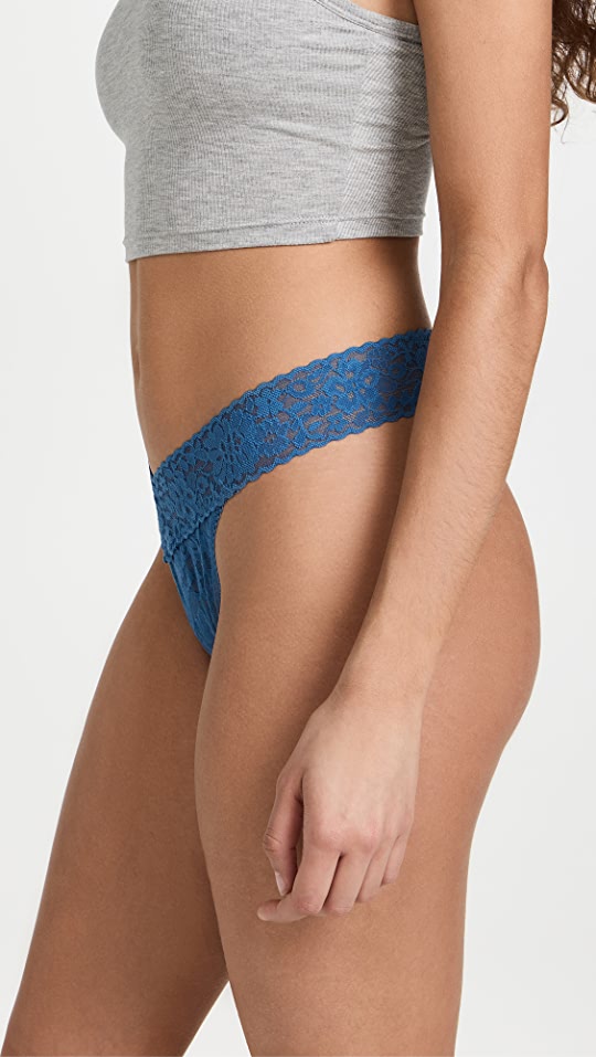 कम कमर वाली फीता बिकनी पैंटी