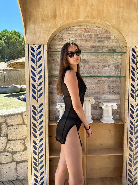 दोहरी खुली स्लिट्स के साथ मैसन एल्योर सरासर ब्लैक मिनी ड्रेस