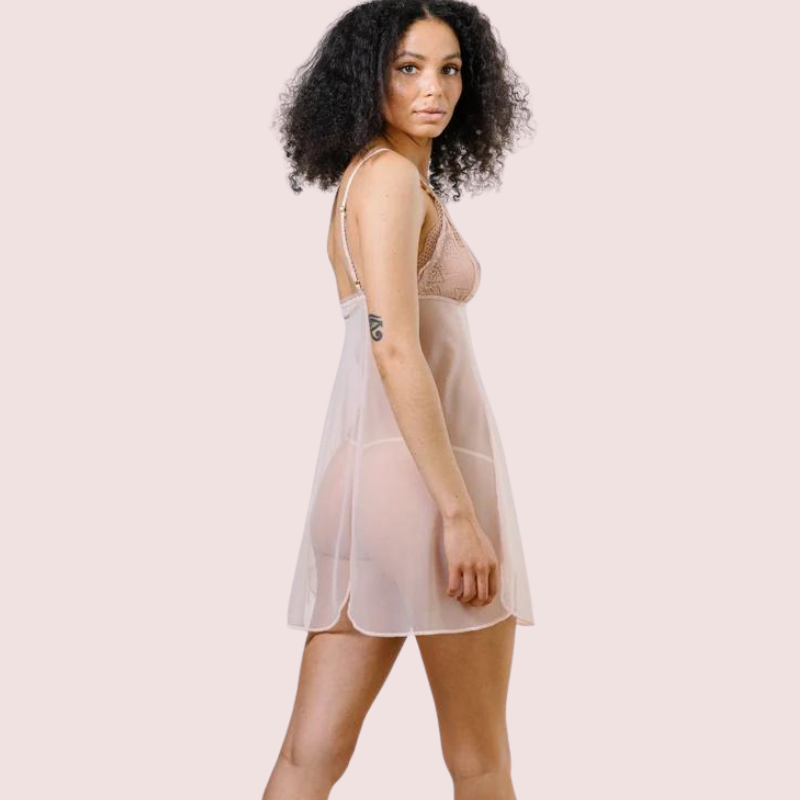 प्लस साइज़ सरासर नाइटवियर लेस कप के साथ