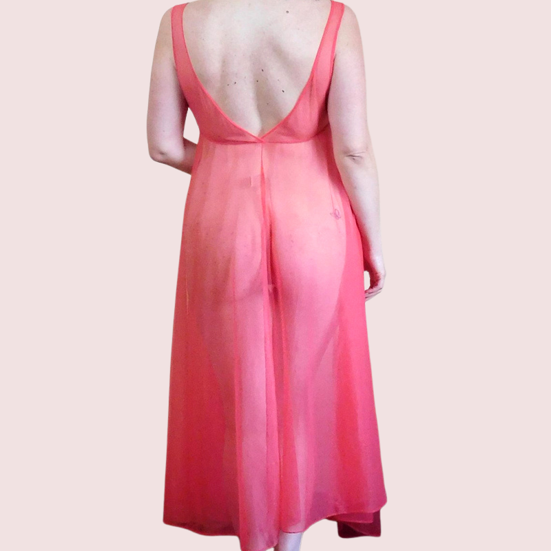 बहुत सेक्सी विशेष रात नाइटगाउन के माध्यम से देखें