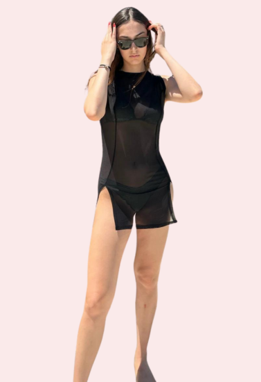 दोहरी खुली स्लिट्स के साथ सरासर काली मिनी पोशाक