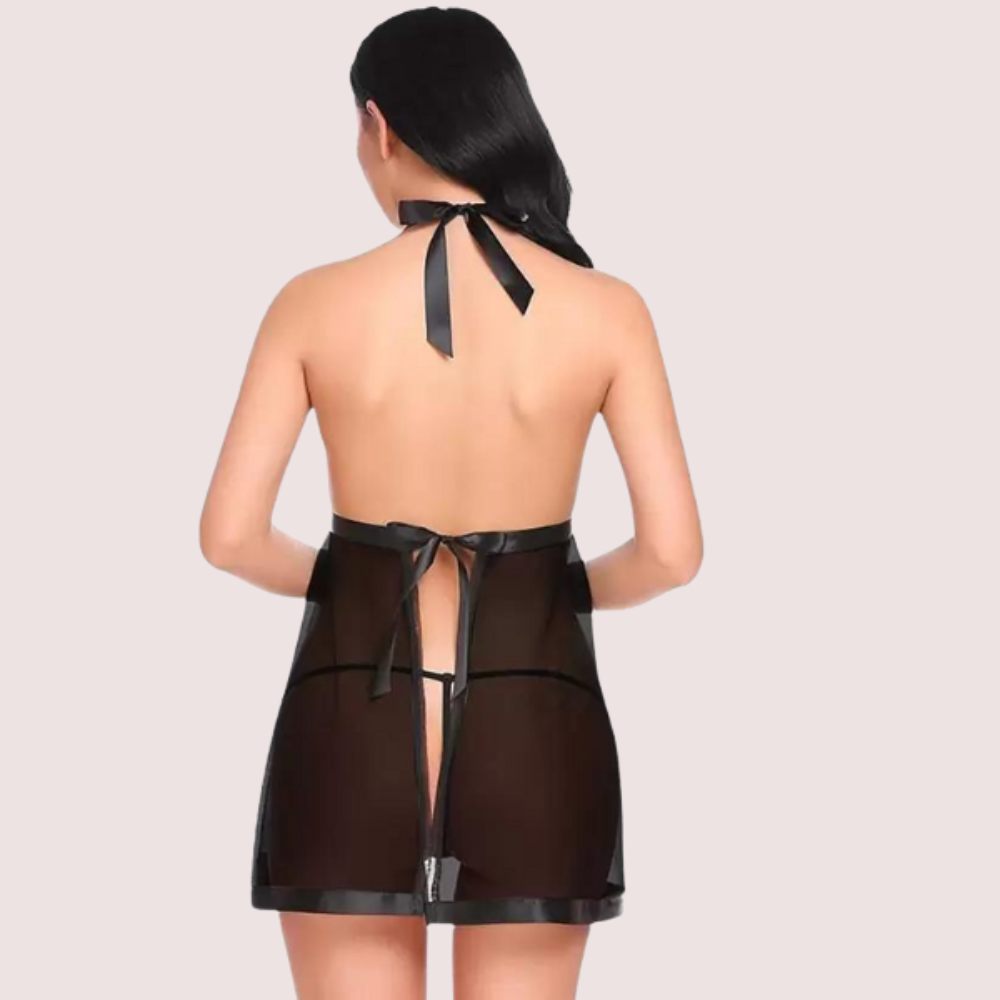 काले रंग में फ्लर्टी सरासर और फीता कीमिस