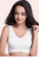 युवा एथलीटों के लिए फैशनेबल कटआउट स्पोर्ट्स ब्रा