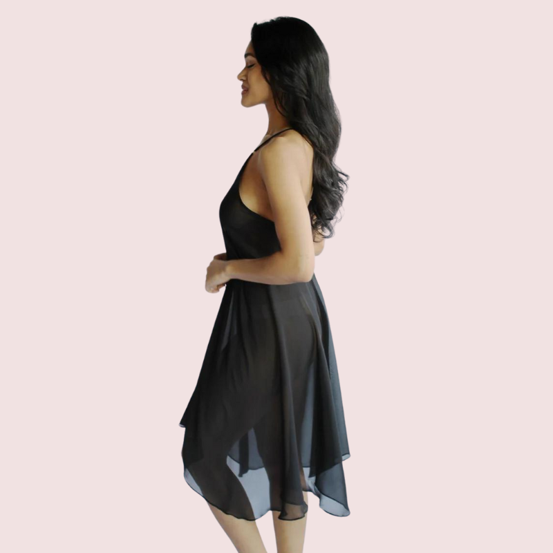 प्लस साइज़ ट्रांसपेरेंट ब्राइडल नाइटगाउन उसके लिए